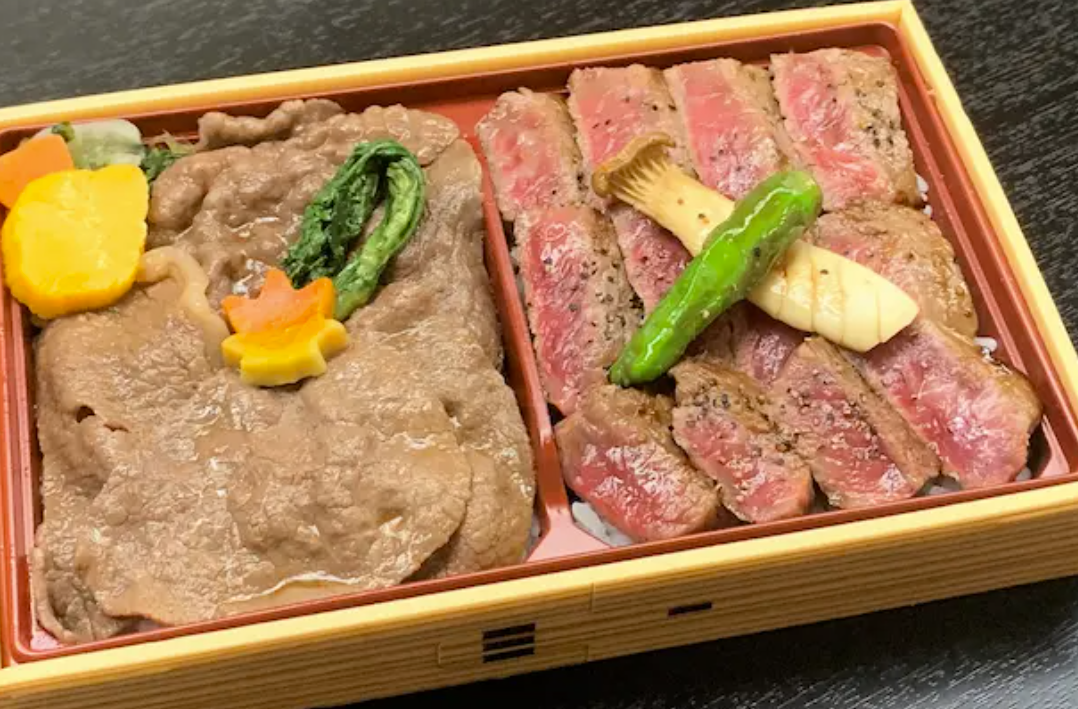 すき焼きとステーキのダブル弁当
